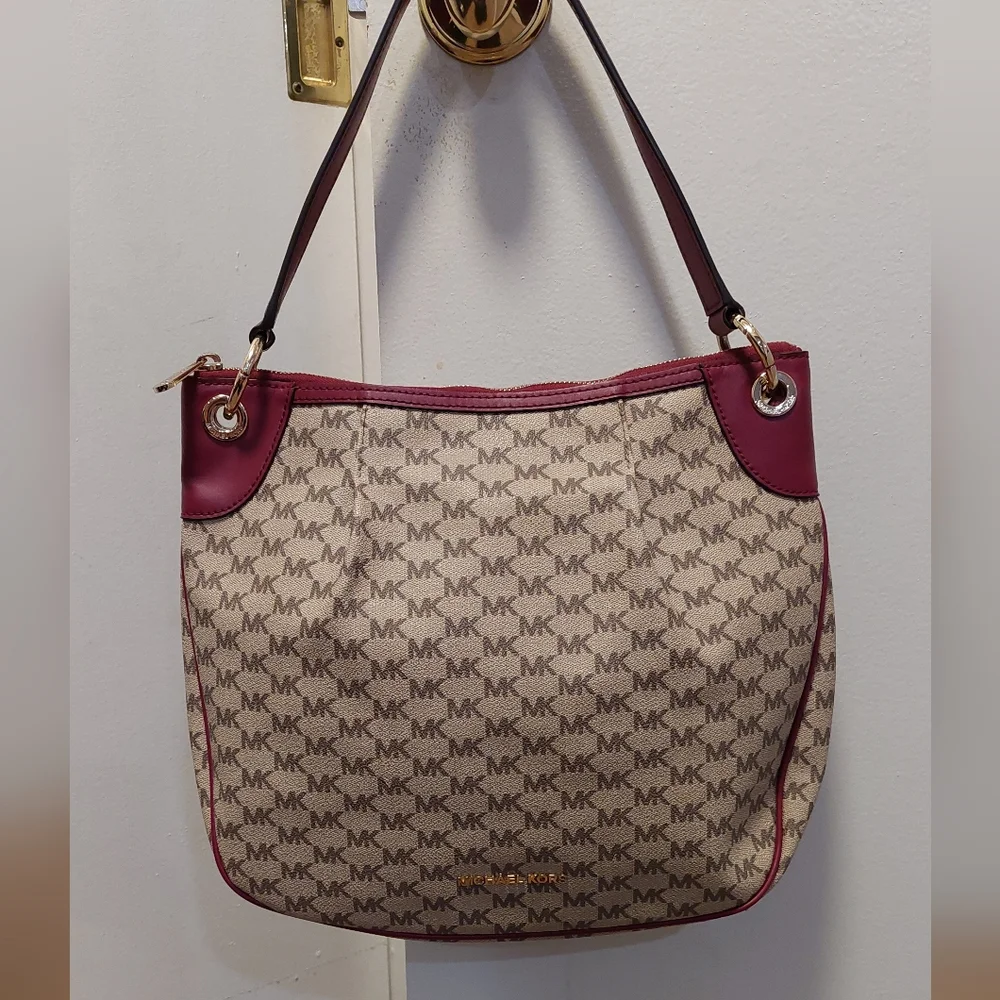 MICHAEL KORS Signature Jet Set Large Shoulder Bag